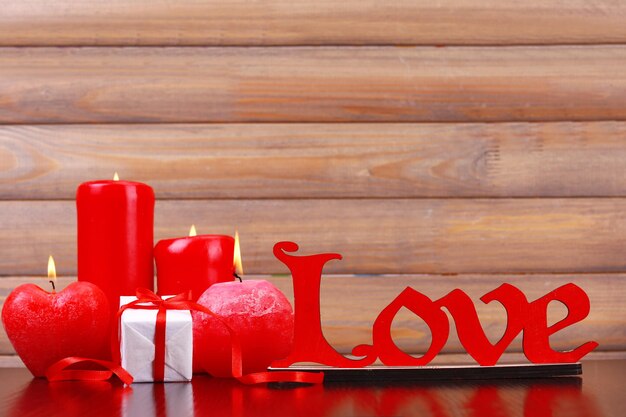 Romantisch cadeau met kaarsen, liefdesconcept