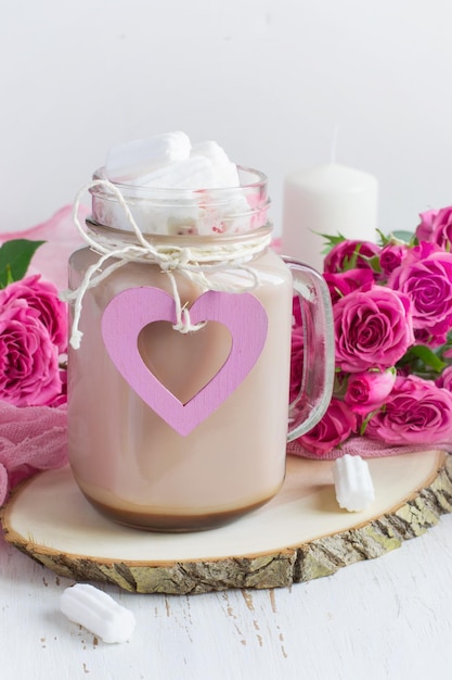 Romantisch decor Cacao met marshmallows. concept van Valentijnsdag.
