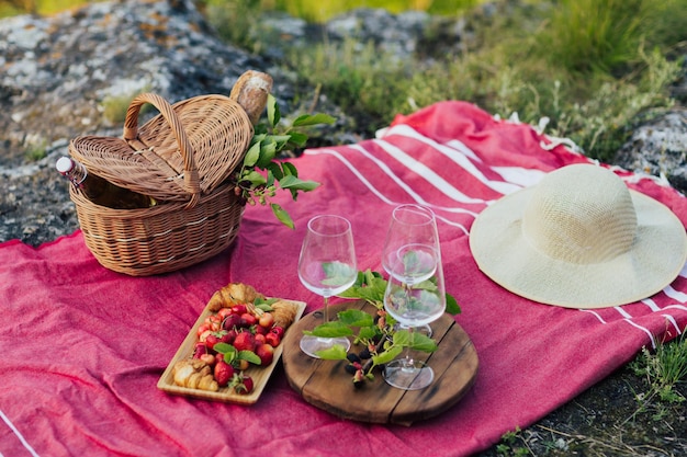 Romantisch decor voor een picknick in Franse stijl