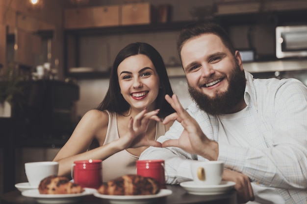 Romantisch diner voor een verliefd stel in een café