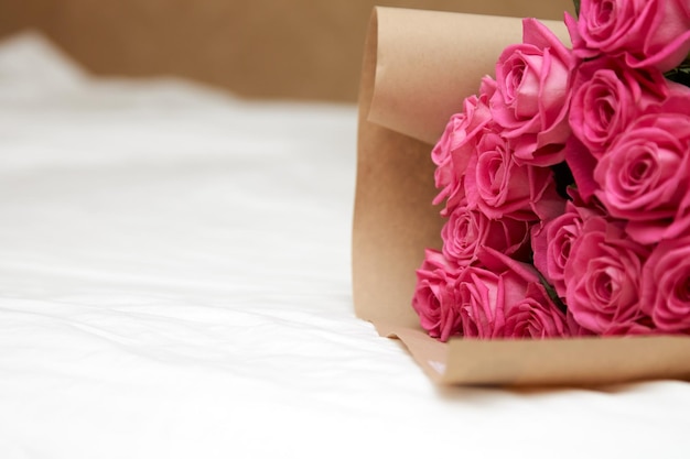 Romantisch en delicaat boeket van roze vers gesneden rozen verpakt in mooi papier