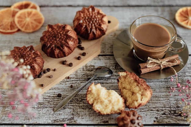 Romantisch heerlijk en mooi ontbijt latte koffie en zelfgemaakte muffins op houten achtergrond