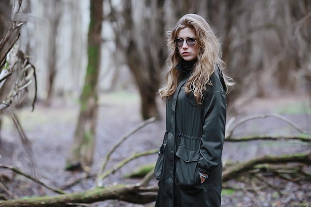 romantisch herfstportret van model, vrouw, in de herfst seizoenslook buiten, weer herfst