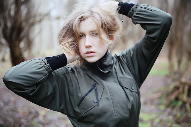 romantisch herfstportret van model, vrouw, in de herfst seizoenslook buiten, weer herfst