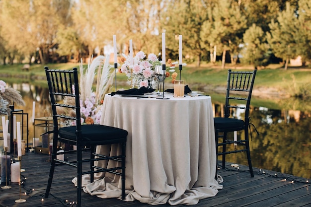 Romantisch huwelijksdiner voor een stel in boho-stijl