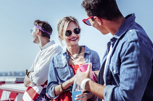 Romantisch in de lucht. Mooie blonde vrouw positiviteit uiten tijdens het kijken naar haar vriend