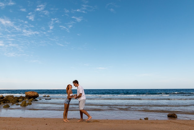 Romantisch jong koppel op het strand