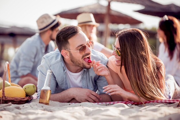 Romantisch jong koppel op het strand