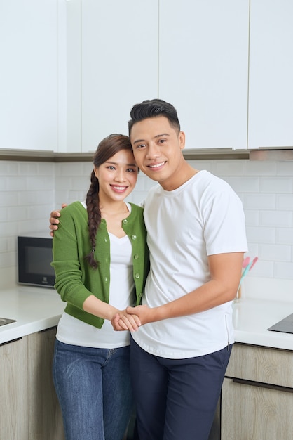 Romantisch jong koppel samen koken in de keuken