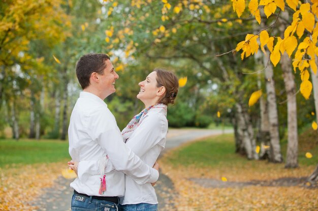 Foto romantisch jong mooi stel op herfstwandeling