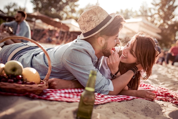 Romantisch jong stel op het strand samen genieten