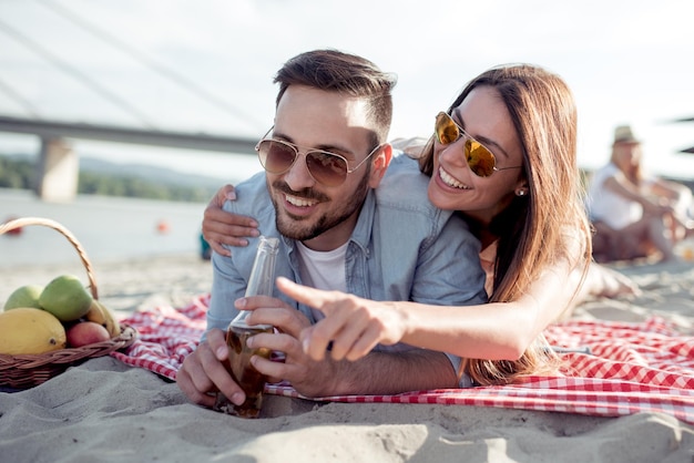 Romantisch jong stel op het strand samen genieten