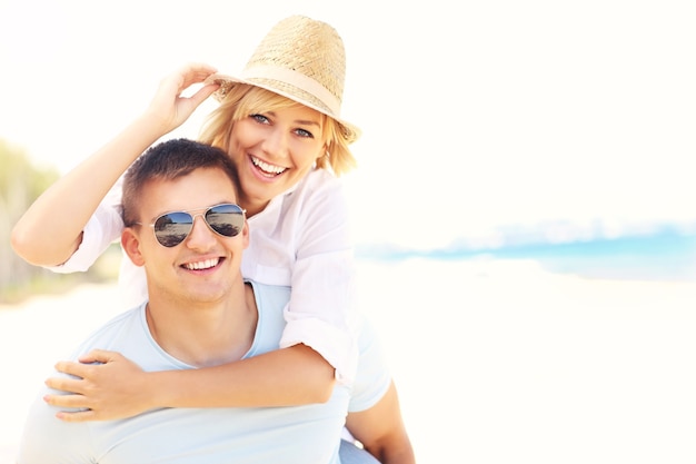 Romantisch koppel dat plezier heeft op het strand