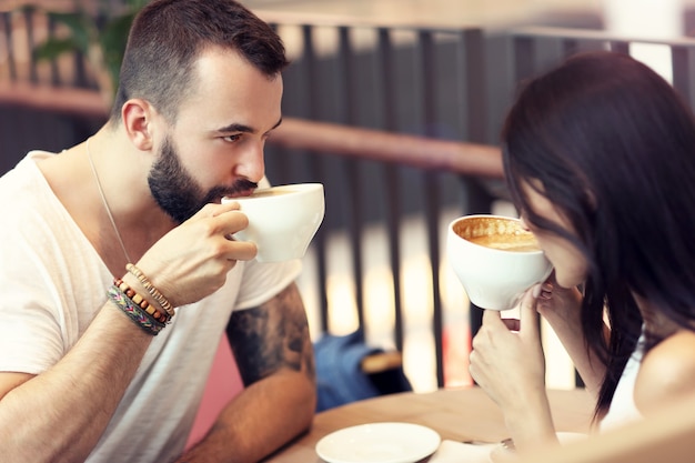 romantisch koppel daten in café