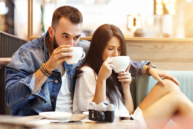 romantisch koppel daten in café