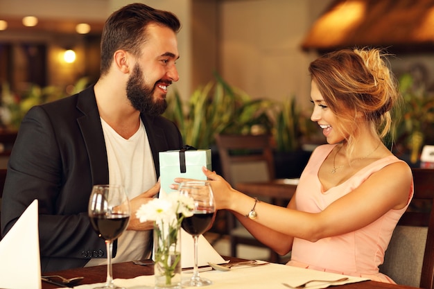 romantisch koppel daten in restaurant