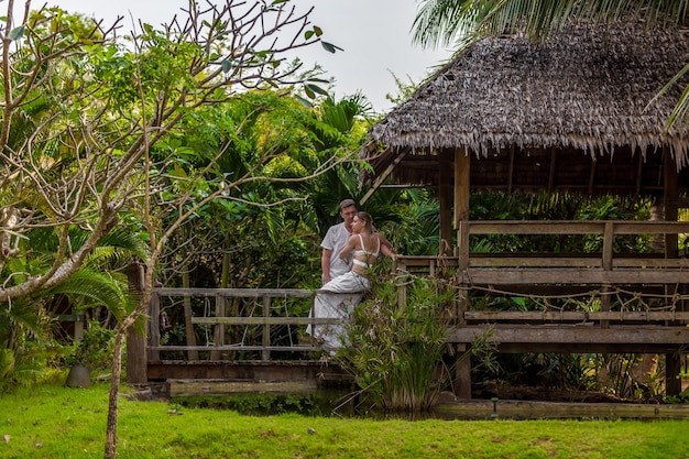 Romantisch koppel in een bungalow