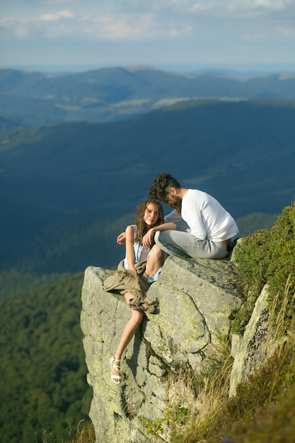 Romantisch koppel op bergtop