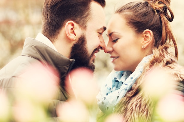 Foto romantisch koppel op date met bloemen