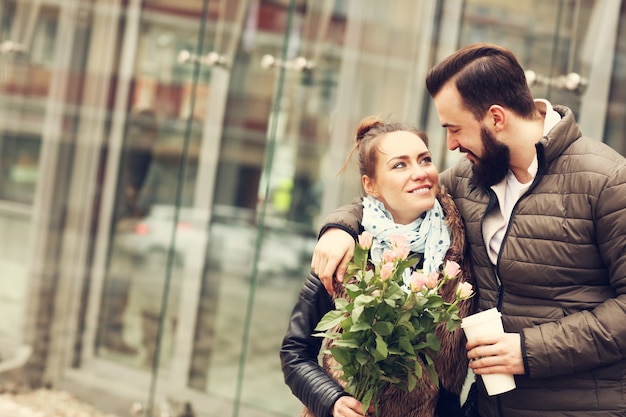 romantisch koppel op date met bloemen