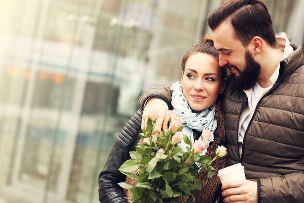 romantisch koppel op date met bloemen