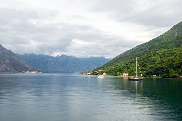 Romantisch mediterraan bewolkt landschap. Montenegro, uitzicht op de baai van Kotor.