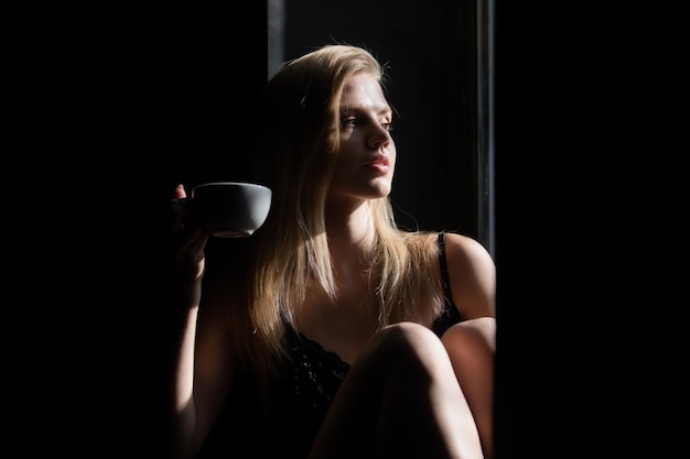 Romantisch meisje drink koffie Aantrekkelijke vrouw in mode jurk poseren erotische foto Sensuele vrouw naakt lichaam mooi sexy naakt meisje