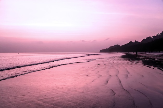 Romantisch moment, radhanagar beach, havelock island. prachtige zonsondergangschoonheid op het mooiste strand van azië.