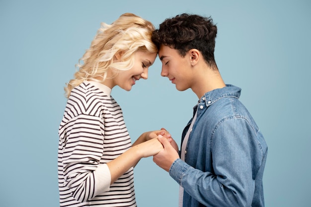 Romantisch mooi koppel vriend en vriendin die elkaar de hand vasthouden.