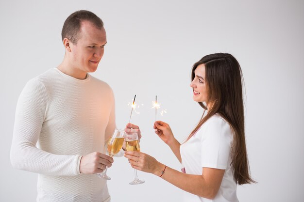 Romantisch mooi paar met datum op Valentijnsdag man en vrouw met champagneglazen en