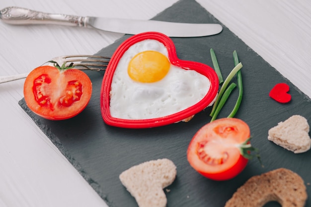 romantisch ontbijt met eieren en groenten