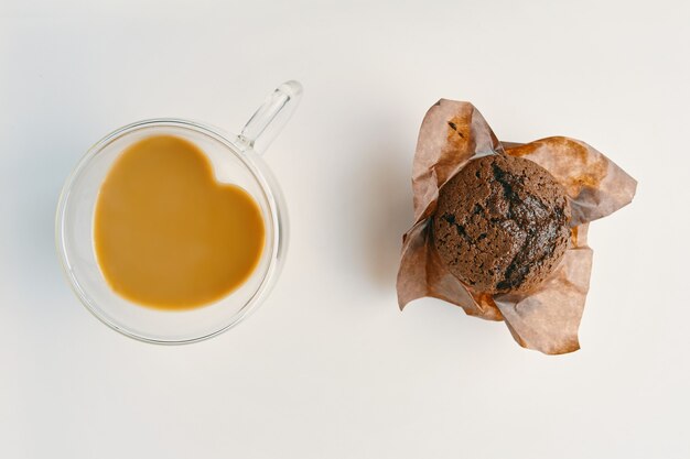 Romantisch ontbijt voor Valentijnsdag koffie met melk en chocolade muffin warme chocolademelk in mok in vorm...