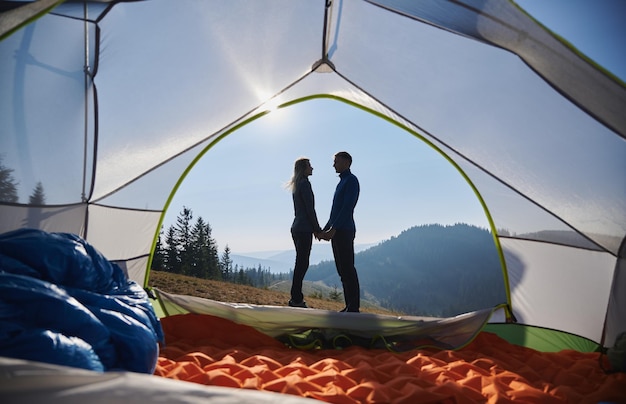 Romantisch paar dat rust op de camping in de zomerbergen