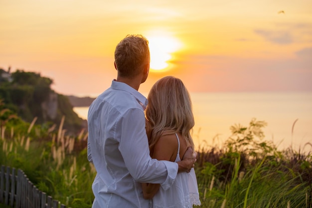 Romantisch paar dat zonsondergang bekijkt