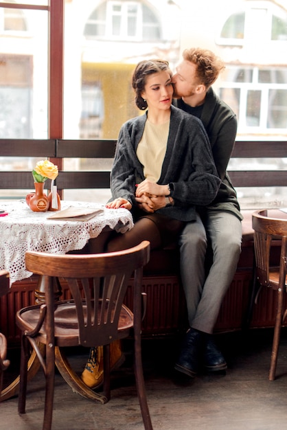 Romantisch paar datum in café