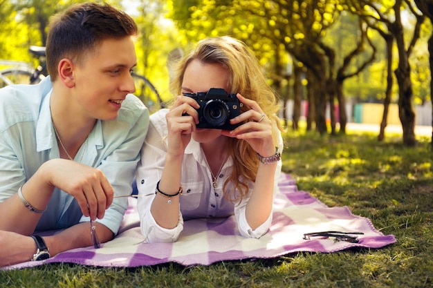 Romantisch paar die fotobeelden doen op picknicktijd in een park.