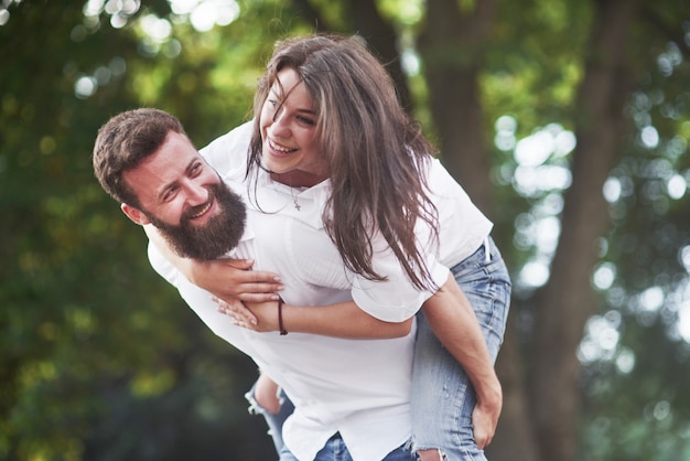 Romantisch paar enyojing in momenten van geluk in het park. Lifestyle concept liefde en tederheid