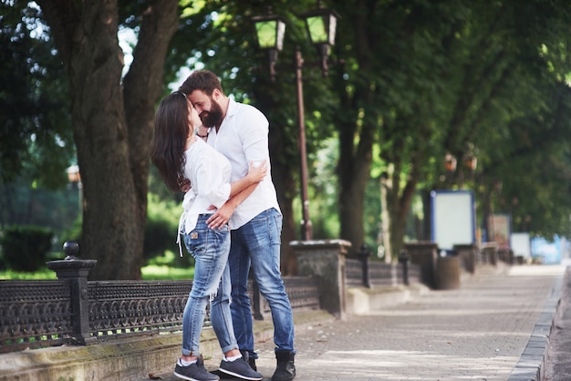 Romantisch paar enyojing in momenten van geluk in het park. lifestyle concept liefde en tederheid