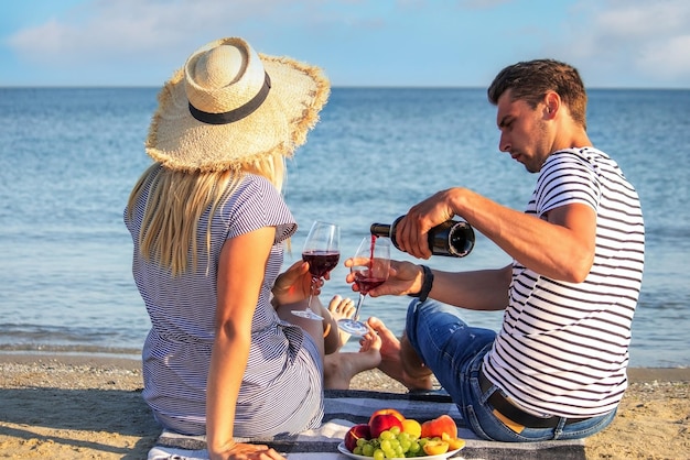 Romantisch paar genietend van wijn aan zee