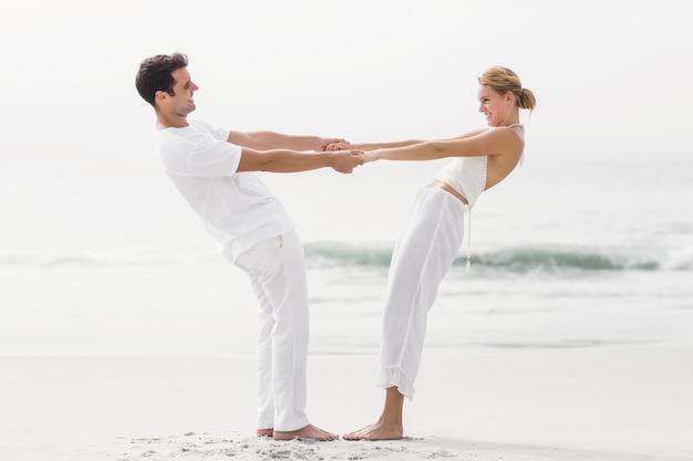 Romantisch paar hand in hand op het strand