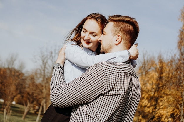 Romantisch paar in de herfst park - zonnige dag - liefde, relatie en dating concept