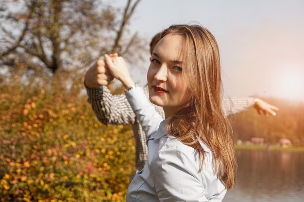 Romantisch paar in het herfstpark - zonnige dag - liefde, relatie en datingconcept