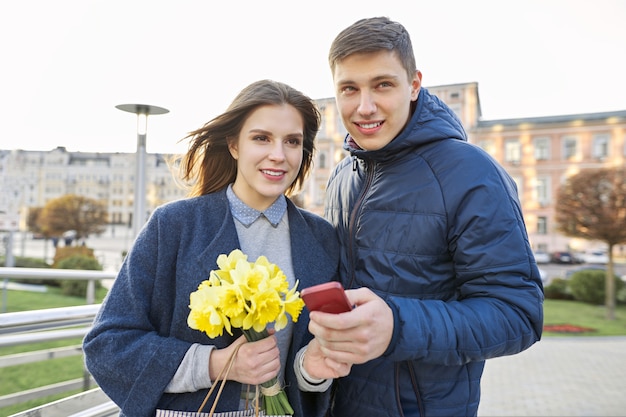 Romantisch paar, jonge man en vrouw met boeket gele bloemen
