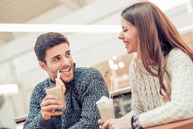 Romantisch paar met rust in café