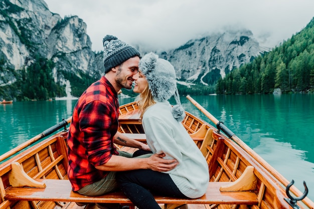 Romantisch paar op een boot op meer