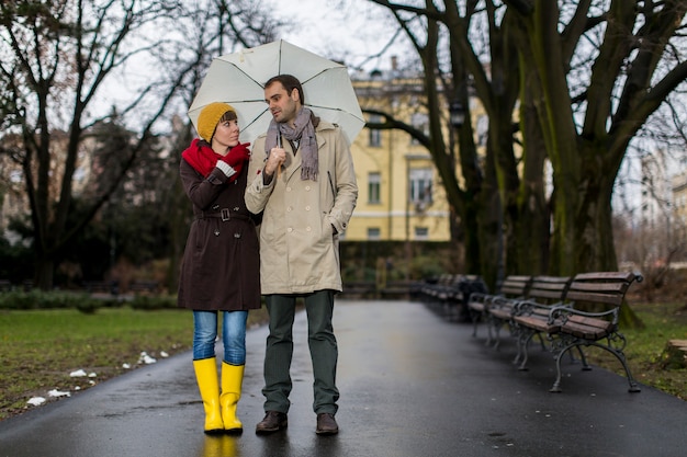 Romantisch paar walkin in de regen