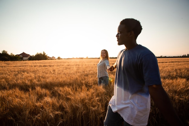 Romantisch paar wandelen in de zomer graanveld