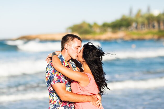 Romantisch paar wandelen op het strand