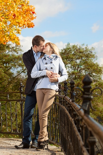 Romantisch paar zoenen in herfst park