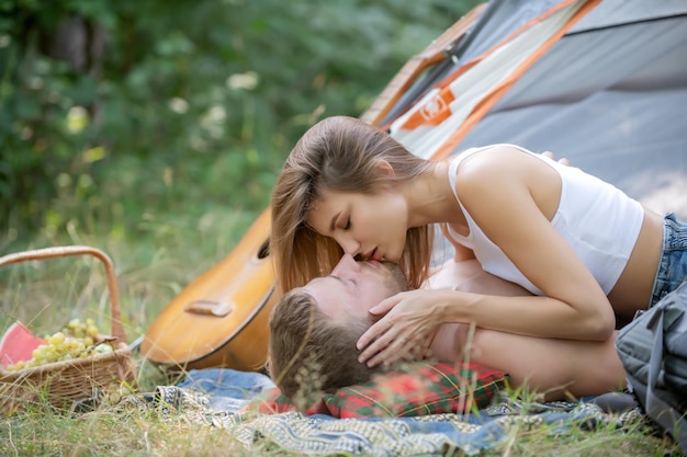 Romantisch paar zoenen op een kamp Kussende geliefden Picknickkoppels